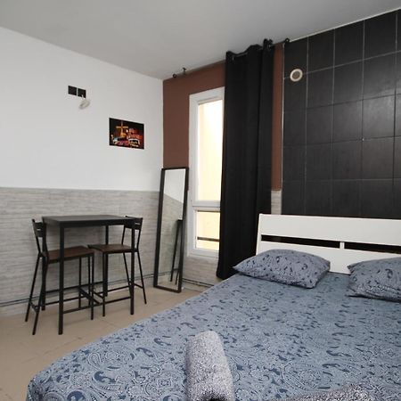 03 - Chambre avec lit double proche Paris et transports WIFI Saint-Denis  Extérieur photo