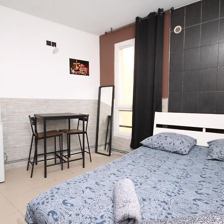 03 - Chambre avec lit double proche Paris et transports WIFI Saint-Denis  Extérieur photo