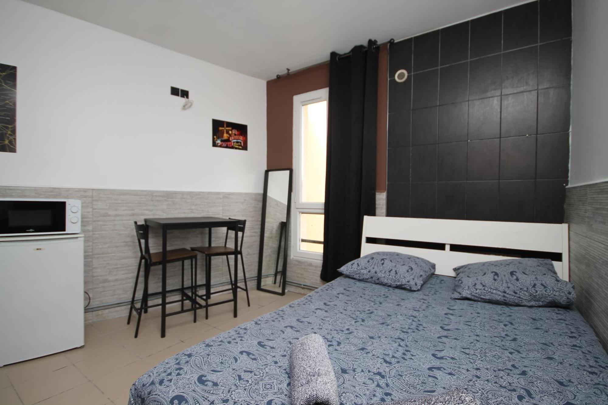 03 - Chambre avec lit double proche Paris et transports WIFI Saint-Denis  Extérieur photo